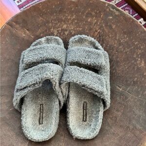 James Perse Women's Double Strap Fuzzy Slippers - Cream and Black